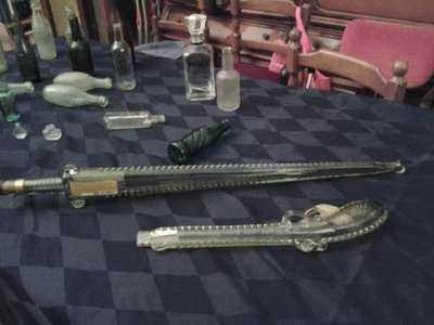 Bottiglie a forma di spada provenienti dall'Armenia